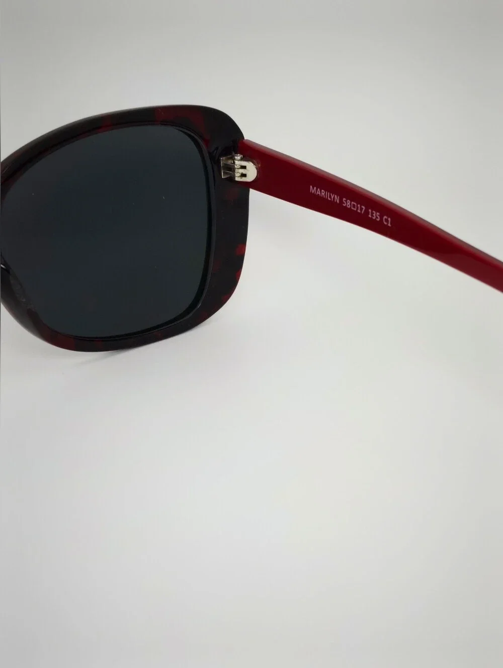 Marilyn. Oversized Women's Frame in Black and Red Tortoise.
